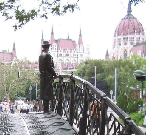 Statue of Imre Nagy